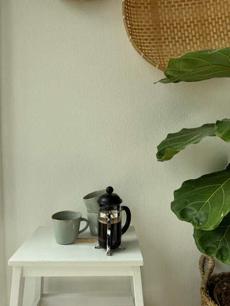 nilgrüne Tasse mit Goldrand