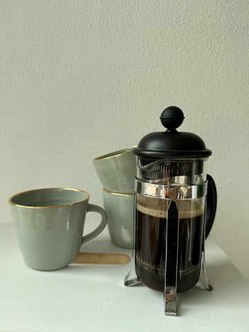 nilgrüne Tasse mit Goldrand