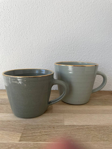 patinagrüne Tasse mit Goldrand