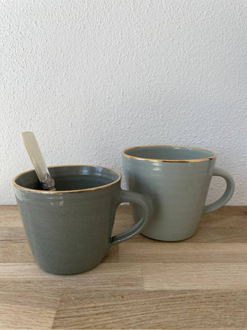 nilgrüne Tasse mit Goldrand groß