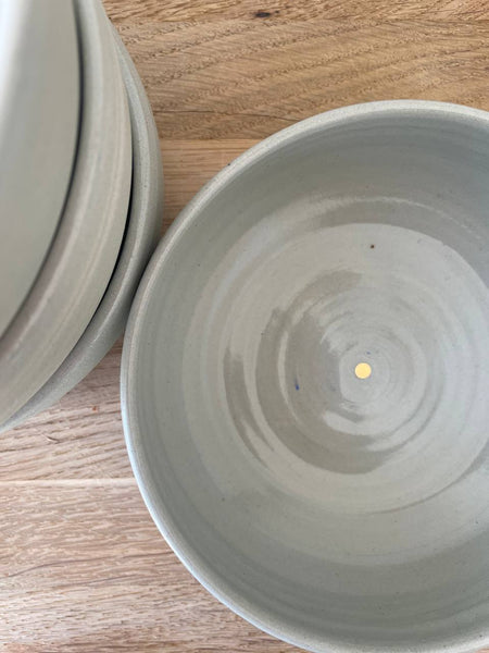Schale nilgrün mit Punkt
