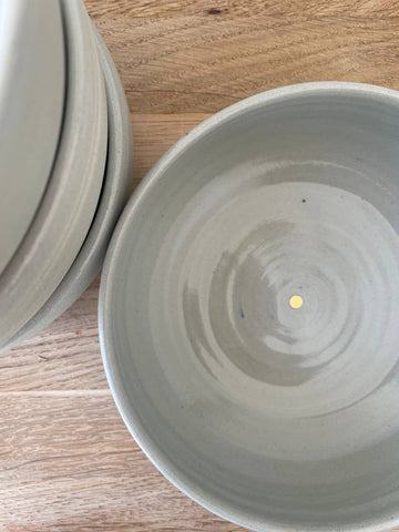 Schale nilgrün mit Punkt